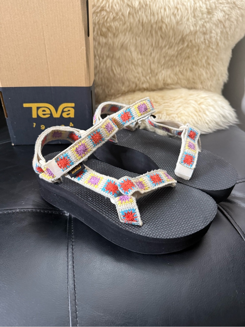 EUC Teva Flatform Universal Crochet Sandals Womens Size 7